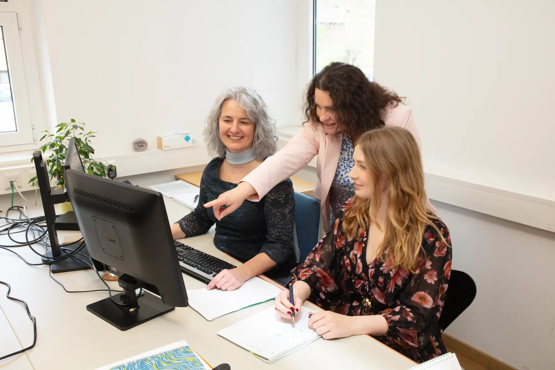 die drei Frauen von Iteas vor dem Computer